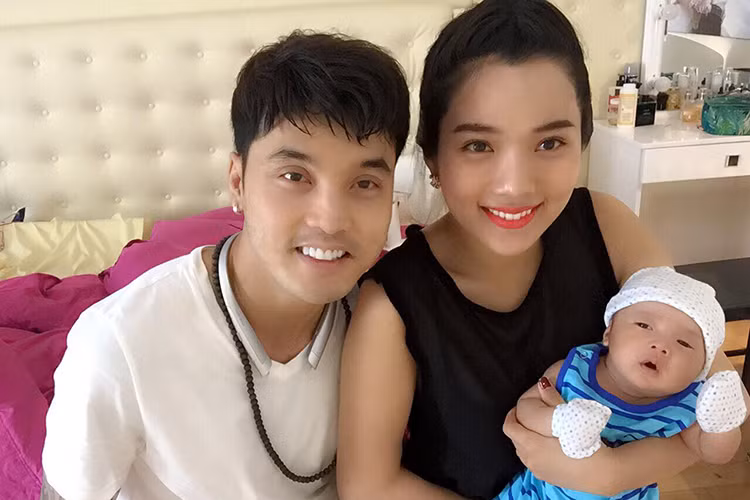 Nhóc tì nhà Ưng Hoàng Phúc sở hữu gương mặt được nhiều người nhận xét có nhiều nét giống bố. 