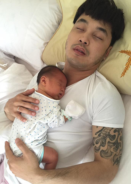 Khoảnh khắc đáng yêu của Ưng Hoàng Phúc bên bé Quốc Minh khi hai bố con cùng ngủ say. 