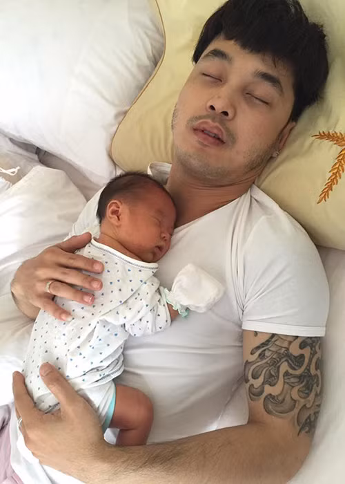 Khoảnh khắc đáng yêu của Ưng Hoàng Phúc bên bé Quốc Minh khi hai bố con cùng ngủ say. 