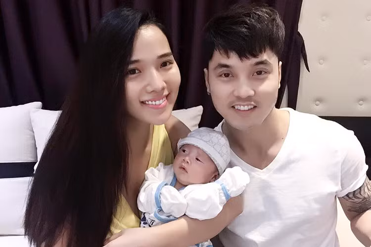 Dù bận rộn với công việc đi hát nhưng Ưng Hoàng Phúc vẫn dành thời gian giúp vợ chăm sóc con trai nhỏ. 