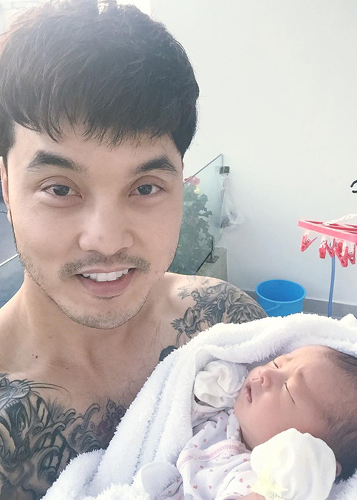 Giọng ca “Thà rằng như thế” hào hứng bồng bé Quốc Minh ra ngoài trời để tắm nắng. 