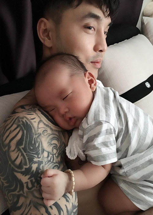 Bé Quốc Minh ngày càng bụ bẫm, đáng yêu. Trong ảnh, cậu nhóc tỏ ra rất thoải mái khi nằm trên ngực bố để ngủ. 