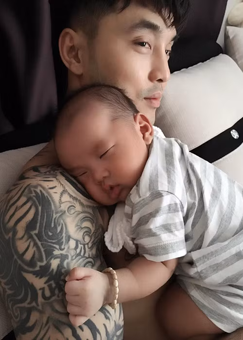 Bé Quốc Minh ngày càng bụ bẫm, đáng yêu. Trong ảnh, cậu nhóc tỏ ra rất thoải mái khi nằm trên ngực bố để ngủ. 