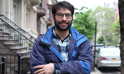 Ian Carmen - một nhân viên của dịch vụ "ôm không tình dục. (Ảnh: Ruaridh Connellan / Barcroft)