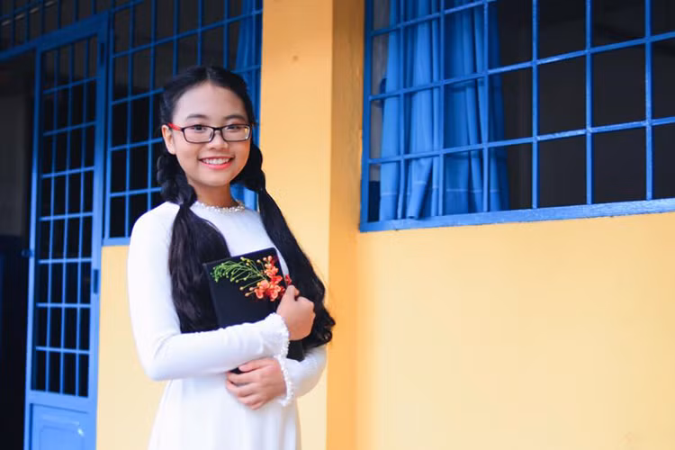 Phuong My Chi ra dang thieu nu trong ta ao dai trang