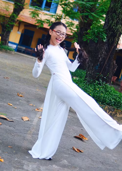 Phuong My Chi ra dang thieu nu trong ta ao dai trang-Hinh-9