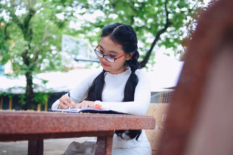 Phuong My Chi ra dang thieu nu trong ta ao dai trang-Hinh-11