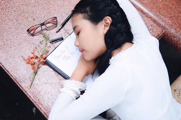 Phuong My Chi ra dang thieu nu trong ta ao dai trang-Hinh-10