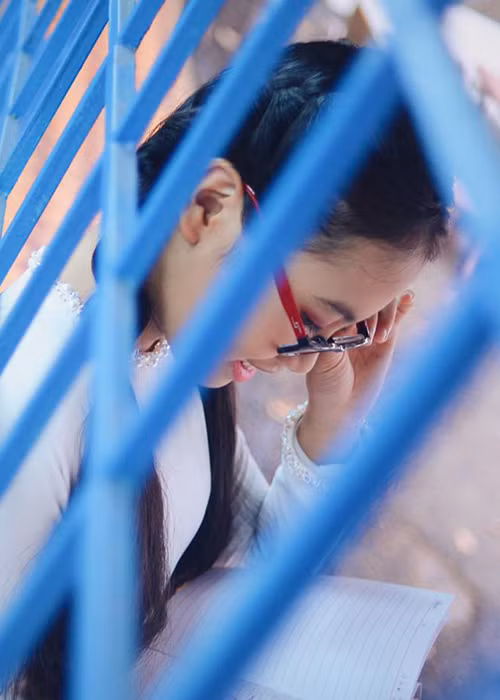 Phuong My Chi ra dang thieu nu trong ta ao dai trang-Hinh-3