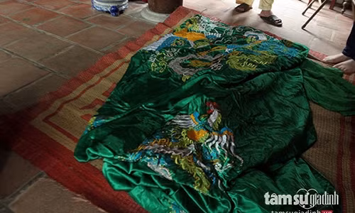 Một trong số những chiếc áo được cung tiến.