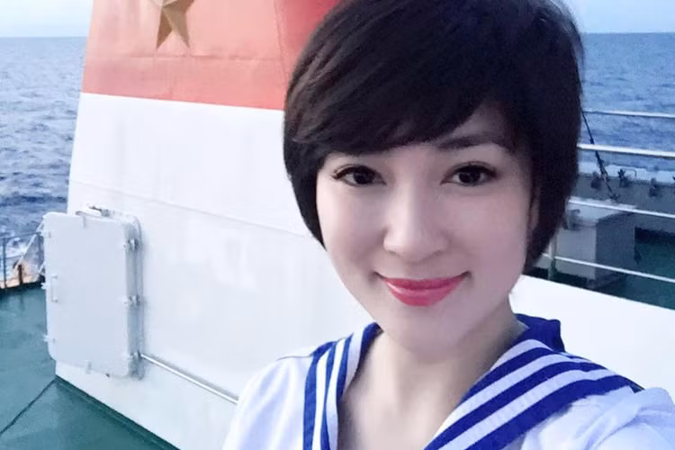 HH Nguyen Thi Huyen dien quan phuc hai quan tham Truong Sa