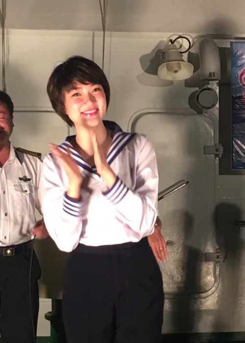 Trong một buổi gặp gỡ với những người lính đảo, Nguyễn Thị Huyền chọn mặc quân phục của hải quân.