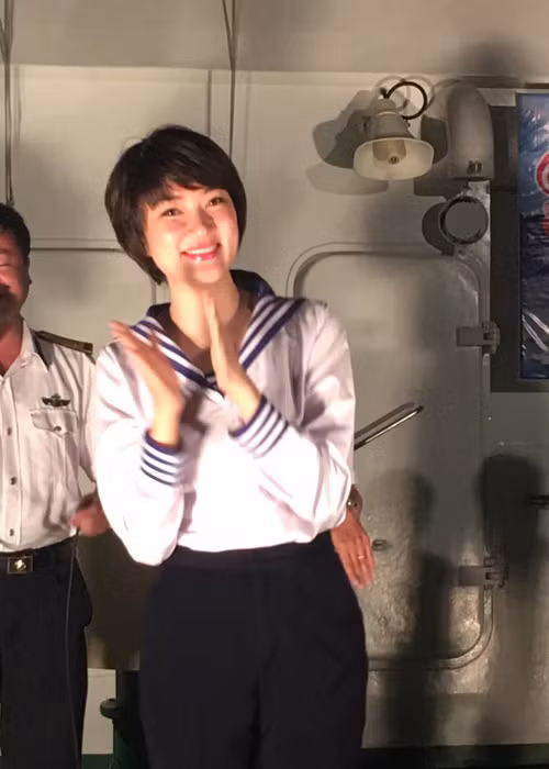 Trong một buổi gặp gỡ với những người lính đảo, Nguyễn Thị Huyền chọn mặc quân phục của hải quân.