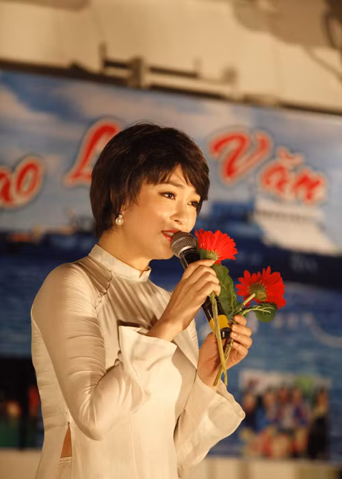 Hoa hậu Việt Nam 2004 trẻ trung, cá tính hơn với mái tóc ngắn. Trước đây, cô vốn trung thành với mái tóc dài.