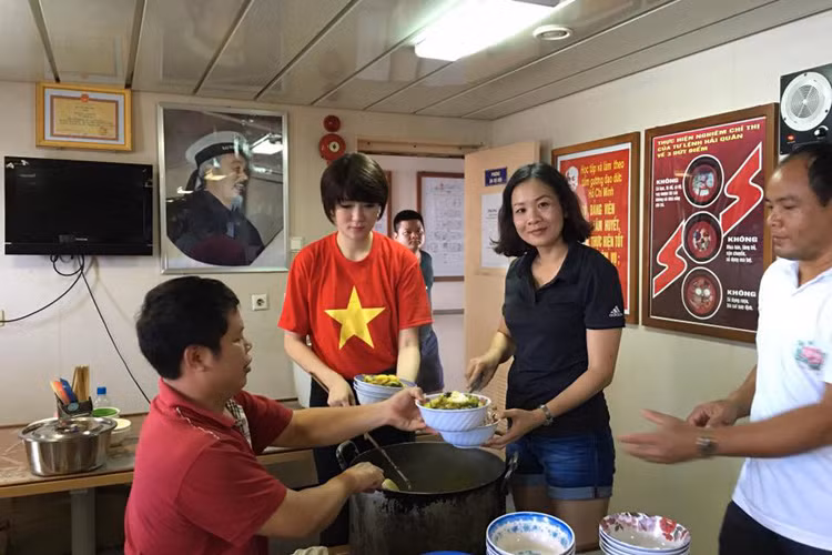 Nguyễn Thị Huyền còn hỗ trợ nhà bếp phục vụ bữa ăn cho các chiến sĩ ở Trường Sa trong chuyến đi.