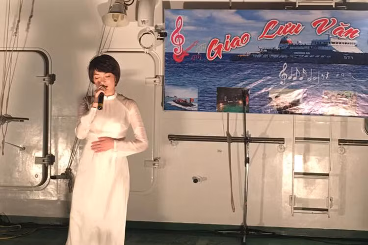 Hoa hậu gốc Hải Phòng giao lưu văn nghệ với các chiến sĩ hải đảo.