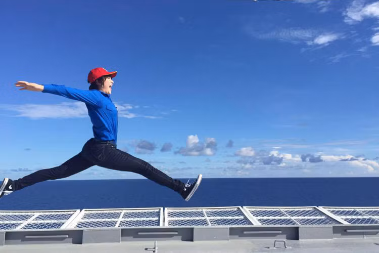 Chia sẻ bức ảnh diện áo xanh tình nguyện và quần jeans, người đẹp gốc Hải Phòng để lại dòng chú thích: “Cho thỏa nỗi mong! Trường Sa luôn bên em...!”.