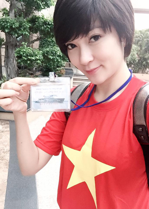 Hoa hậu Việt Nam 2004 khoe hình ảnh của mình trước khi lên tàu Trường Sa 571 cùng dòng chú thích: “Chân cứng đá mềm”.