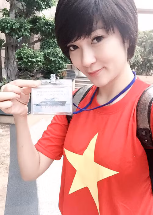 Hoa hậu Việt Nam 2004 khoe hình ảnh của mình trước khi lên tàu Trường Sa 571 cùng dòng chú thích: “Chân cứng đá mềm”.