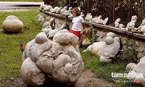 Những tảng đá tại vùng Valcea của Rumani, cứ sau một thời gian lại lớn thêm một chút, đặc biệt là sau mỗi cơn mưa, có tảng đá lớn thêm đến vài mét.