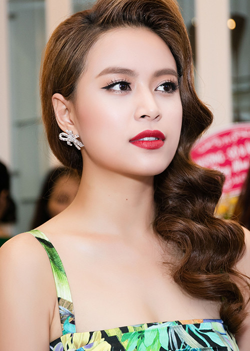 Mới đây, giọng ca “Rơi” đã trình làng MV "I'm gonna break" - sản phẩm được cô và ê-kíp dành rất nhiều tâm huyết thực hiện.