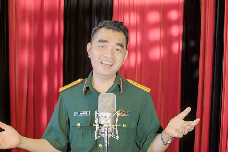 Theo chia sẻ của Minh Quân, buổi thu âm ghi hình ca khúc vinh danh các chiến sĩ CASA và SU-30 diễn ra vào từ ngày 20-22/6 tại phòng thu của nam ca sĩ ở Hà Nội. (Ảnh: Facebook Minh Quân)