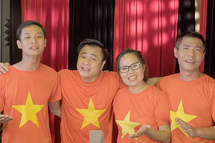 Buổi thu âm ghi hình có sự tham gia của nhiều nghệ sĩ Việt như: Tự Long, Công Lý, MC Phan Anh... Tất cả đều diện áo cờ đỏ sao vàng. (Ảnh: Facebook Minh Quân) 