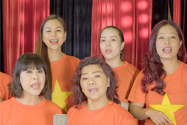 Nghệ sĩ Nhân dân Thanh Hoa (ở giữa) hòa giọng cùng nhiều nghệ sĩ khác trong ca khúc “Lặng thầm những cánh bay” (Ảnh: Facebook Minh Quân) 