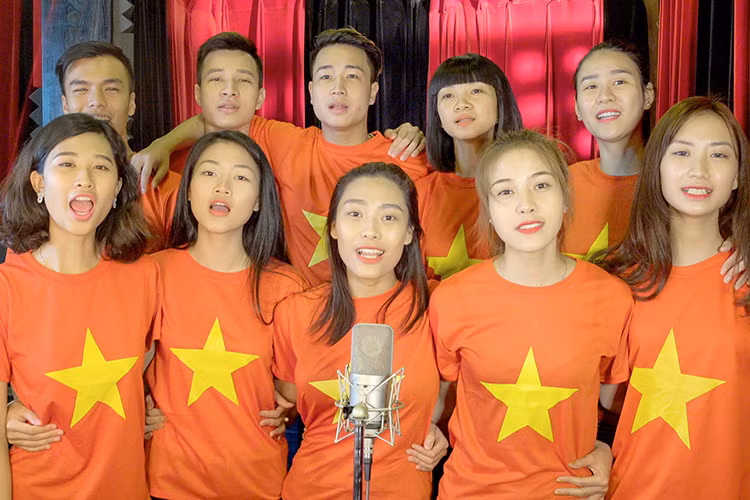 Ngoài các nghệ sĩ, nhiều người ở những ngành nghề khác nhau cũng đến tham gia buổi ghi hình ca khúc. (Ảnh: Facebook Minh Quân) 