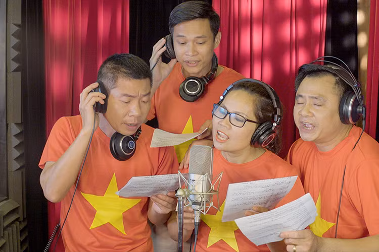 Ca sĩ Minh Quân vừa chia sẻ trên trang cá nhân loạt ảnh buổi thu âm ghi hình “Lặng thầm những cánh bay” - ca khúc vinh danh chiến sĩ CASA và SU-30. (Ảnh: Facebook Minh Quân) 