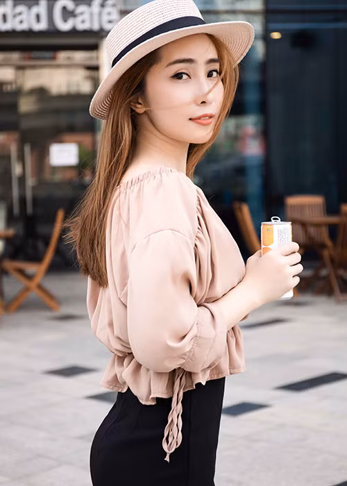 Bộ ảnh của Quỳnh Nga được thực hiện bởi nhiếp ảnh gia Tiên Nguyễn với sự hỗ trợ của ê-kíp: stylist Tân Đà Lạt, trang điểm Phúc Nghĩa, làm tóc Cường Võ, Bằng Nguyễn.