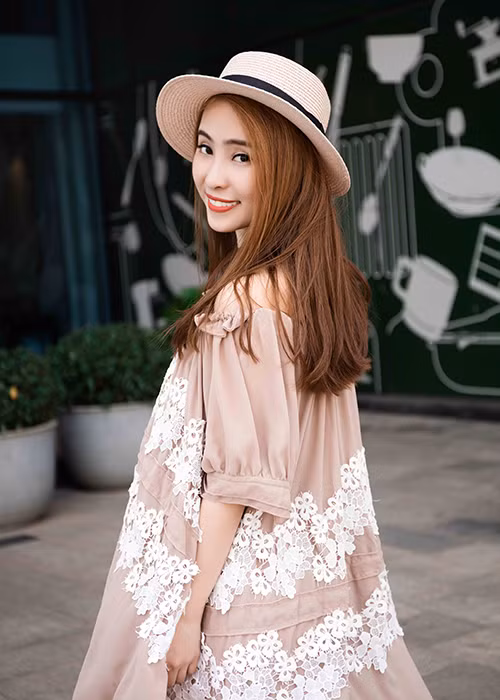 Diện nhiều kiểu trang phục khi xuống phố từ gợi cảm đến trẻ trung, Quỳnh Nga nhận được lời khen ngợi.