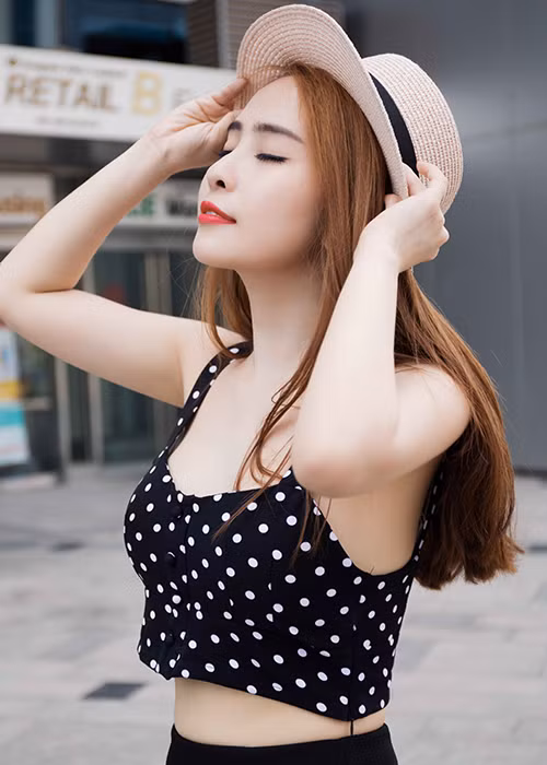 Sau “Lập trình cho trái tim”, Quỳnh Nga xây dựng hình ảnh một nữ ca sĩ kiêm diễn viên xinh đẹp, gợi cảm và năng động.