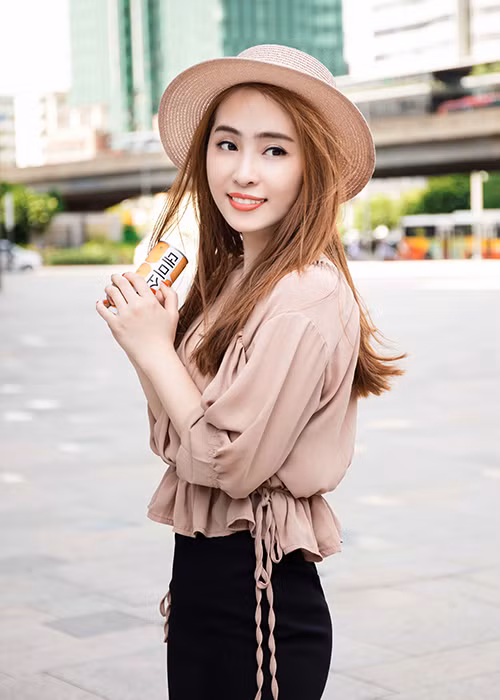 Quynh Nga khoe vai tran quyen ru khi xuong pho-Hinh-11