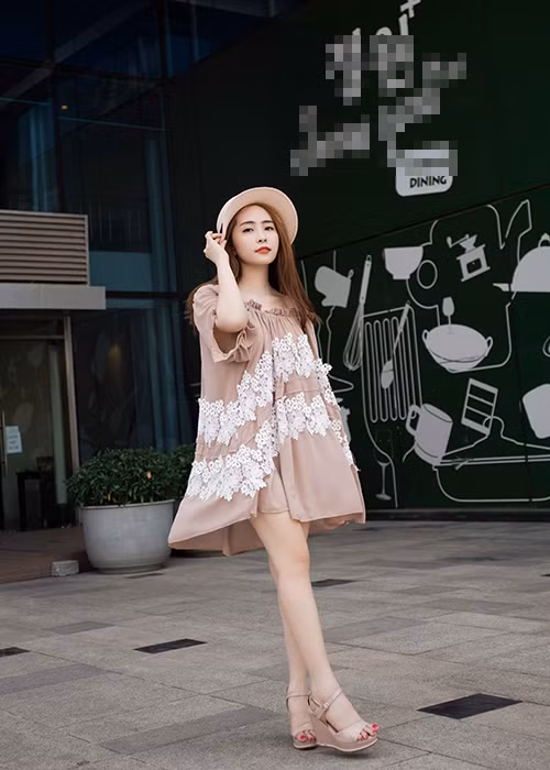 Trong bộ ảnh street style mới, “cá sấu chúa” Quỳnh Nga lựa chọn sandals đế xuồng giúp "ăn gian" chiều cao và dễ dàng di chuyển.