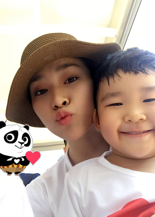 Ngoài đóng phim, Diệp Bảo Ngọc còn kinh doanh sản phẩm chăm sóc sắc đẹp qua mạng. Công việc rất bận rộn khiến cô thường xuyên rơi vào tình trạng căng thẳng. Tuy nhiên, Diệp Bảo Ngọc cho biết, vì còn trẻ và muốn tạo một cuộc sống đầy đủ cho mình và con nên cô vẫn cố gắng làm việc.