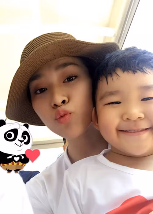 Ngoài đóng phim, Diệp Bảo Ngọc còn kinh doanh sản phẩm chăm sóc sắc đẹp qua mạng. Công việc rất bận rộn khiến cô thường xuyên rơi vào tình trạng căng thẳng. Tuy nhiên, Diệp Bảo Ngọc cho biết, vì còn trẻ và muốn tạo một cuộc sống đầy đủ cho mình và con nên cô vẫn cố gắng làm việc.