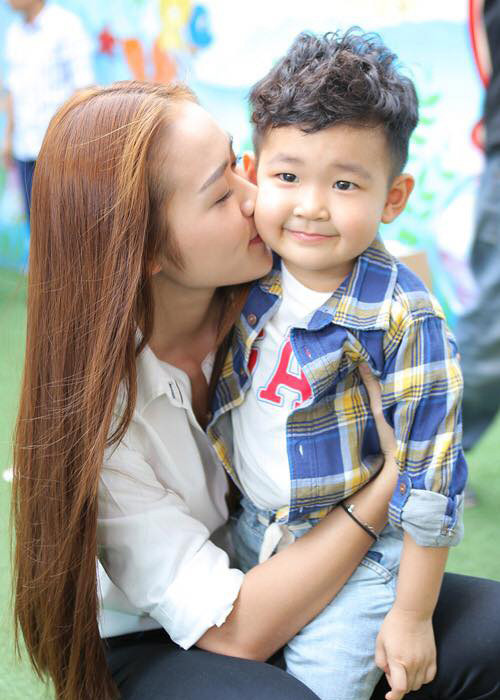 Sau khi ly hôn, Diệp Bảo Ngọc vẫn giữ mối quan hệ tốt với chồng cũ. Cả hai cùng chăm sóc con trai và là những bạn thân thiết trong nghề.