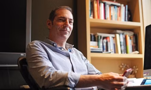 Adam Lipin - CEO của dịch vụ cho thê người ôm đang nổi ở Mỹ. (Ảnh: Ruaridh Connellan / Barcroft)