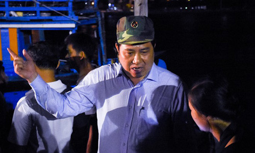 Vu chim tau du lich tren song Han: No luc tim 3 nguoi mat tich