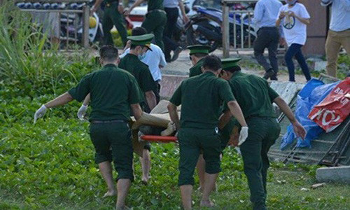 Thi thể nạn nhân cuối cùng được lực lượng cứu nạn đưa vào bờ.