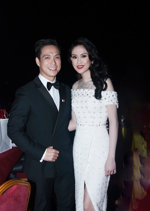 Đoạn clip nhanh chóng vấp phải những ý kiến trái chiều. Bởi lẽ Hoa hậu Thu Vũ nói tiếng Anh đến hai lần nhưng MC cùng thí sinh đều không hiểu còn khán giả thì cười ồ lên. (Ảnh: VTC News) 