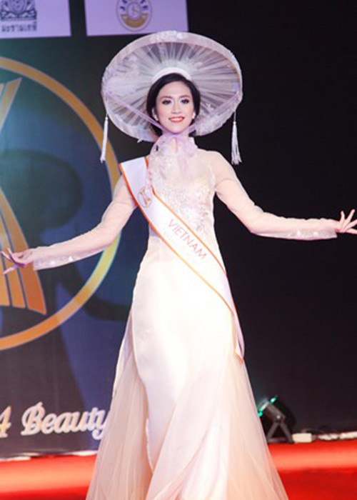 Thu Vũ (Vũ Trần Triều Thu) sinh năm 1990, đến từ Tiền Giang. Năm 2014, người đẹp tham gia cuộc thi Hoa hậu Đông Nam Á. Từ vòng đầu tiên, Thu Vũ đã tạo được ấn tượng tốt với ban giám khảo. 