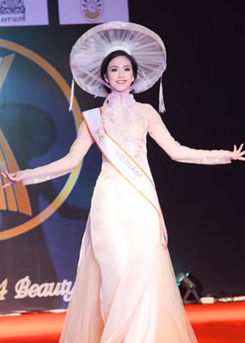 Thu Vũ (Vũ Trần Triều Thu) sinh năm 1990, đến từ Tiền Giang. Năm 2014, người đẹp tham gia cuộc thi Hoa hậu Đông Nam Á. Từ vòng đầu tiên, Thu Vũ đã tạo được ấn tượng tốt với ban giám khảo. 