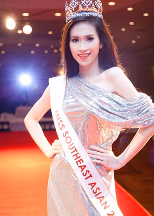 Thu Vũ sở hữu vóc dáng thanh mảnh, gương mặt xinh đẹp với nụ cười tỏa nắng. Trong đêm chung kết, đại diện của Việt Nam đã vượt qua 7 ứng viên để đăng quang Hoa hậu Đông Nam Á 2014. 