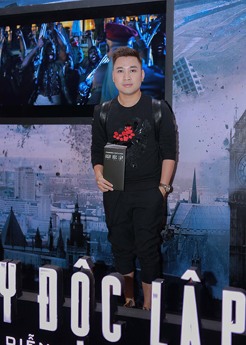 Khác với Hứa Vĩ Văn, Don Nguyễn chọn phong cách trẻ trung, năng động khi có mặt tại sự kiện. 