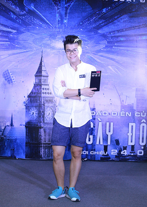 Ca sĩ Đinh Mạnh Ninh lựa chọn set đồ thể thao đi xem “Ngày độc lập: Tái chiến”. 