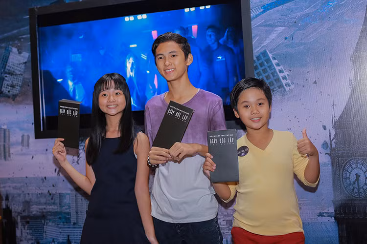 Bộ ba diễn viên nhí của “Tôi thấy hoa vàng trên cỏ xanh”: Thanh Mỹ, Thịnh Vinh và Trọng Khang (ngoài cùng bên phải) hội ngộ tại sự kiện. 