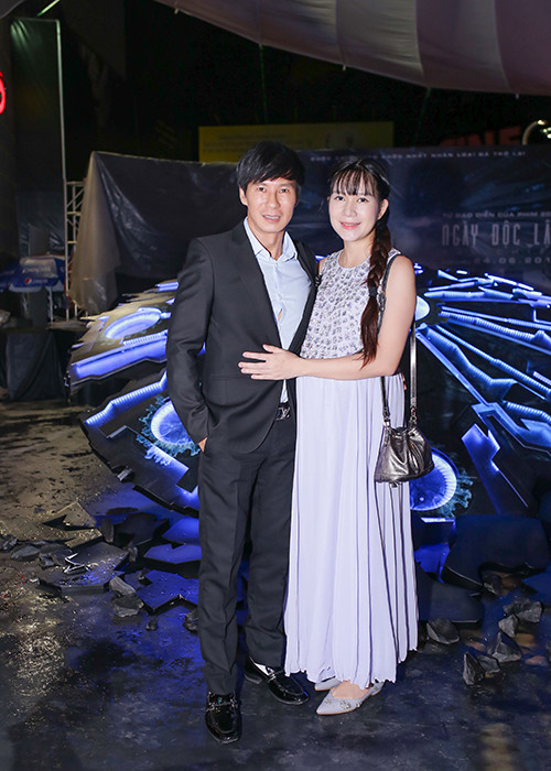 Vợ chồng Lý Hải và Minh Hà tình cảm sánh đôi đi xem phim hành động. Hiện tại, Minh Hà đang mang bầu được hơn 8 tháng. 