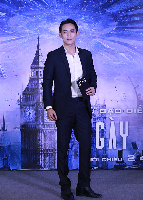 Đến xem bom tấn ra mắt vào dịp hè, Hứa Vĩ Văn lịch lãm, bảnh bao với vest đen. 